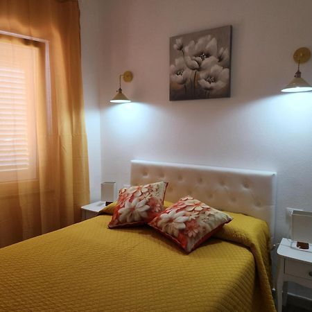 Affittacamere Le Rondini Domus De Maria Bagian luar foto