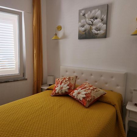 Affittacamere Le Rondini Domus De Maria Bagian luar foto