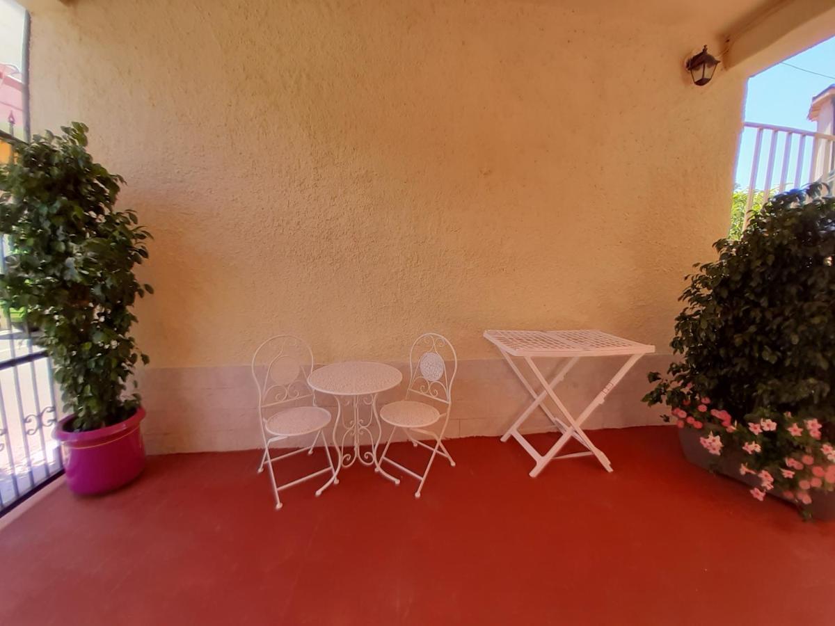 Affittacamere Le Rondini Domus De Maria Bagian luar foto