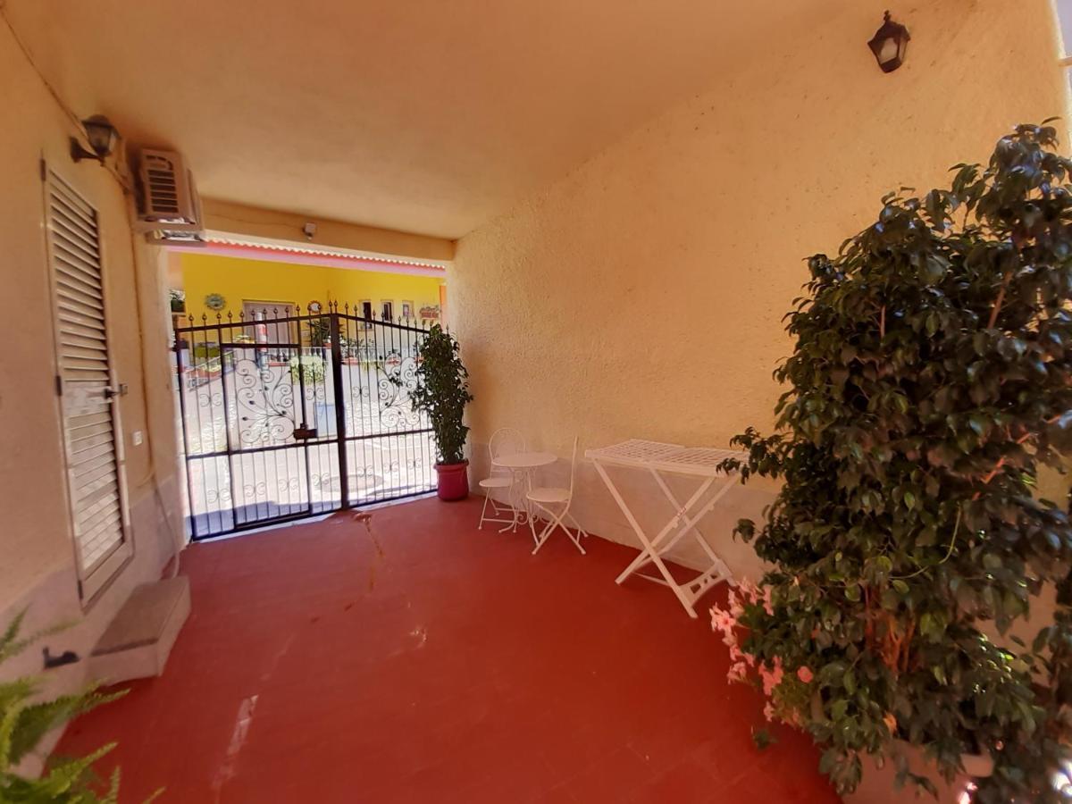 Affittacamere Le Rondini Domus De Maria Bagian luar foto
