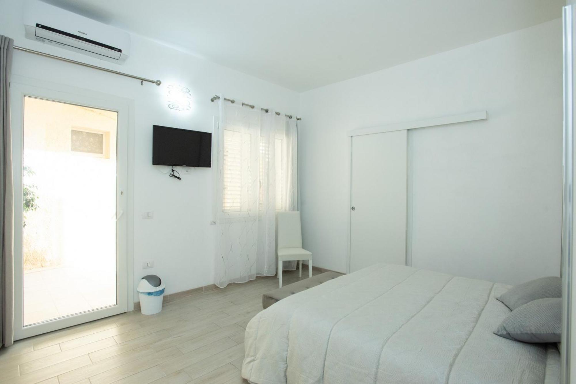 Affittacamere Le Rondini Domus De Maria Bagian luar foto
