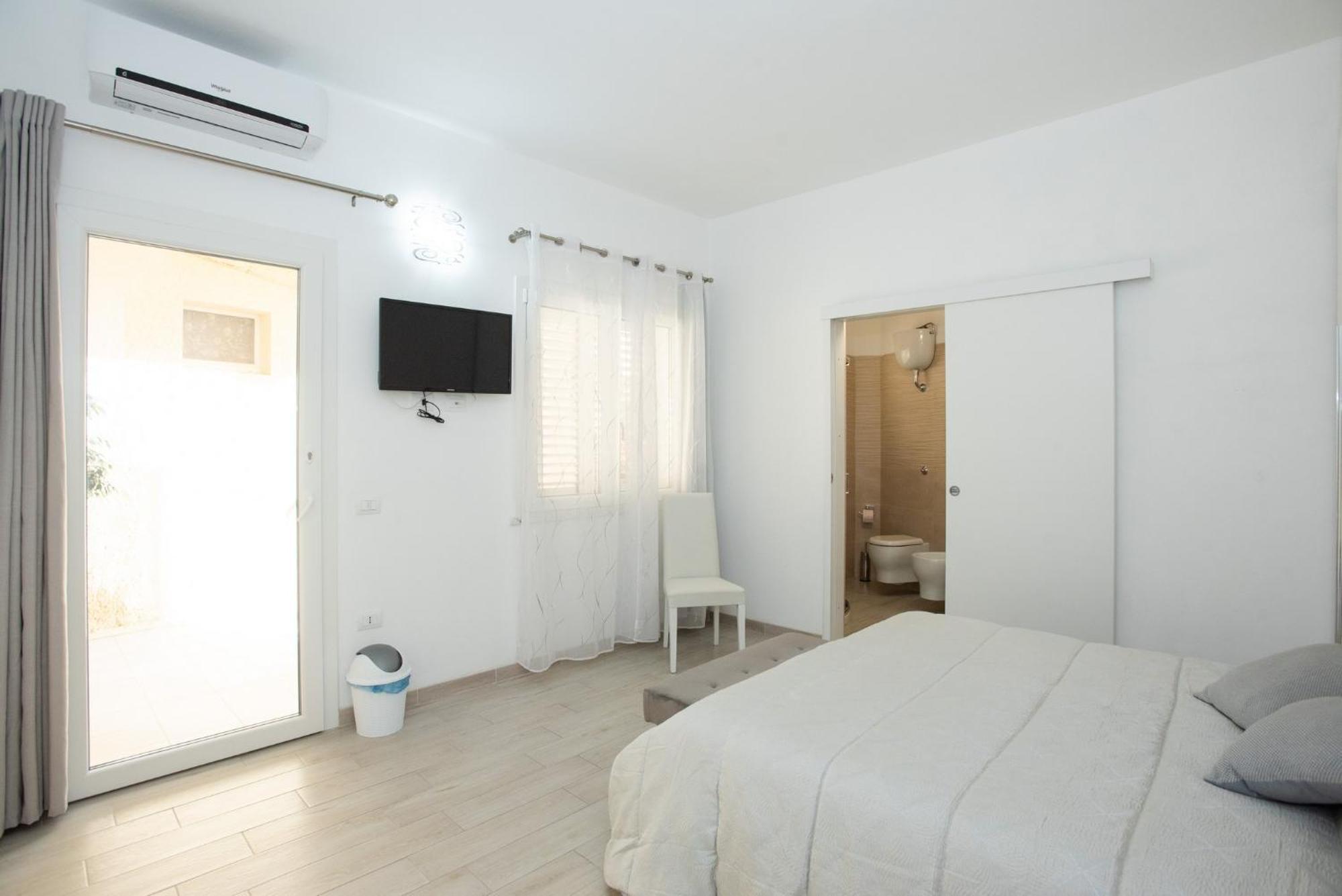 Affittacamere Le Rondini Domus De Maria Bagian luar foto