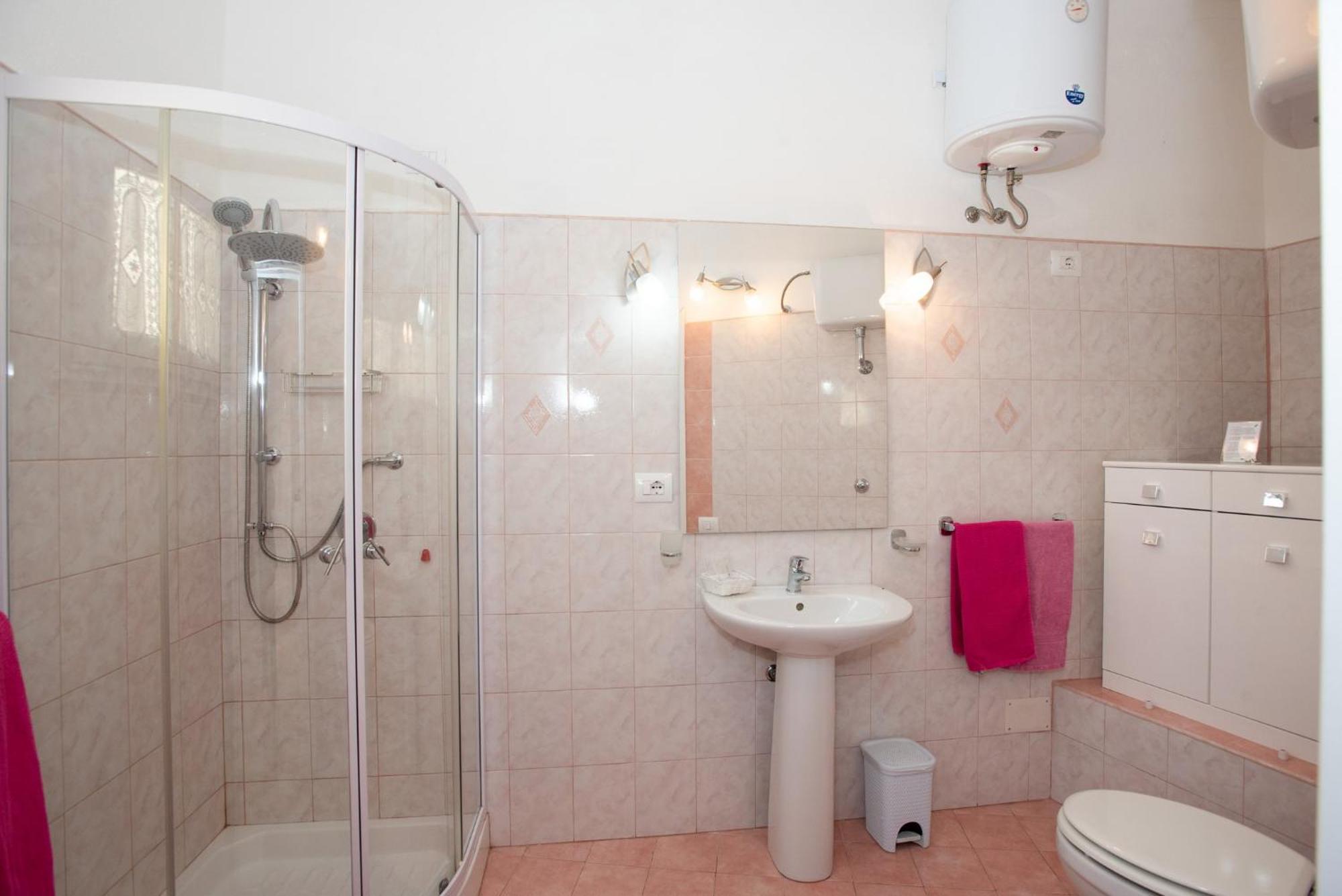 Affittacamere Le Rondini Domus De Maria Bagian luar foto