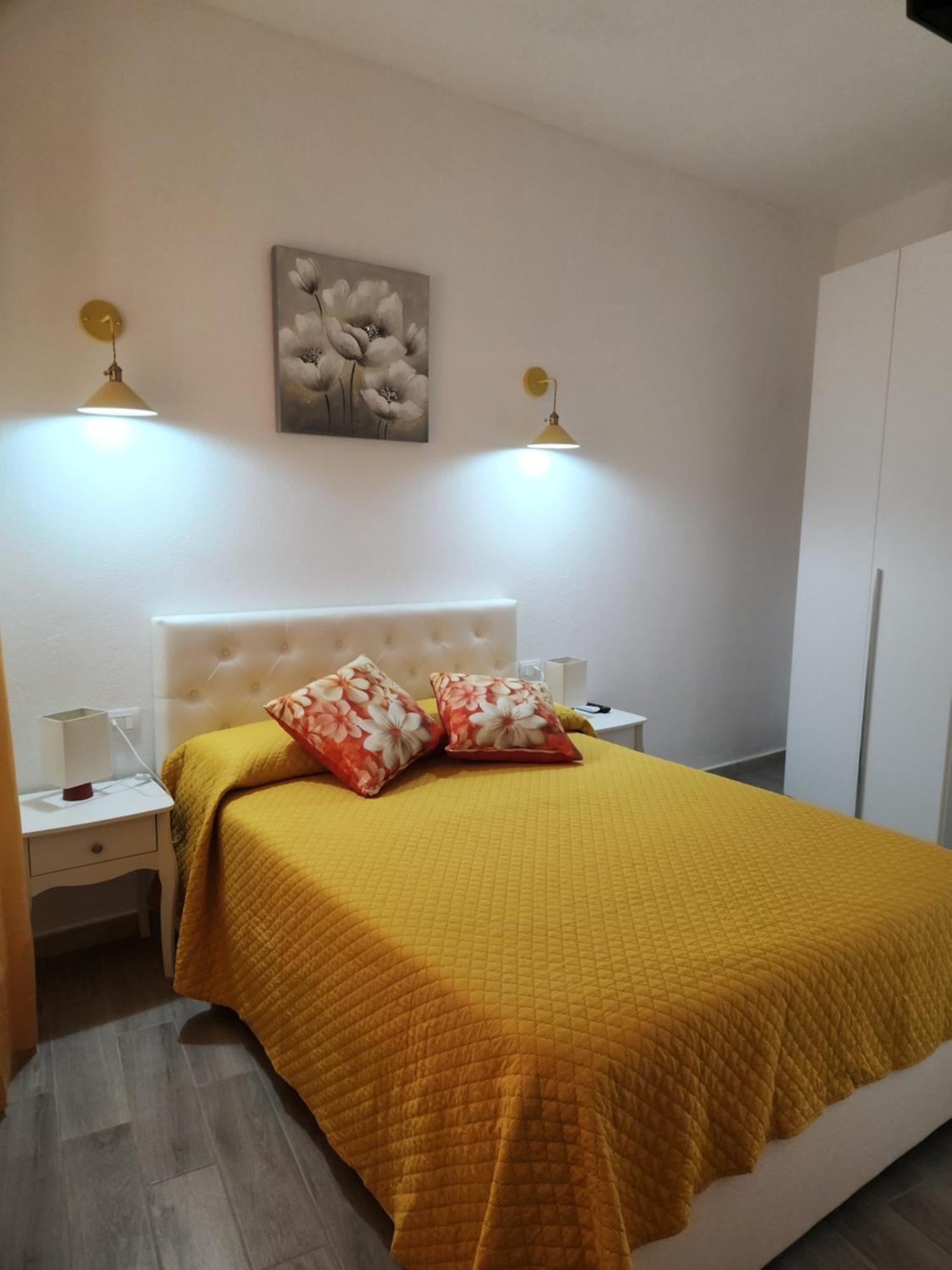 Affittacamere Le Rondini Domus De Maria Bagian luar foto
