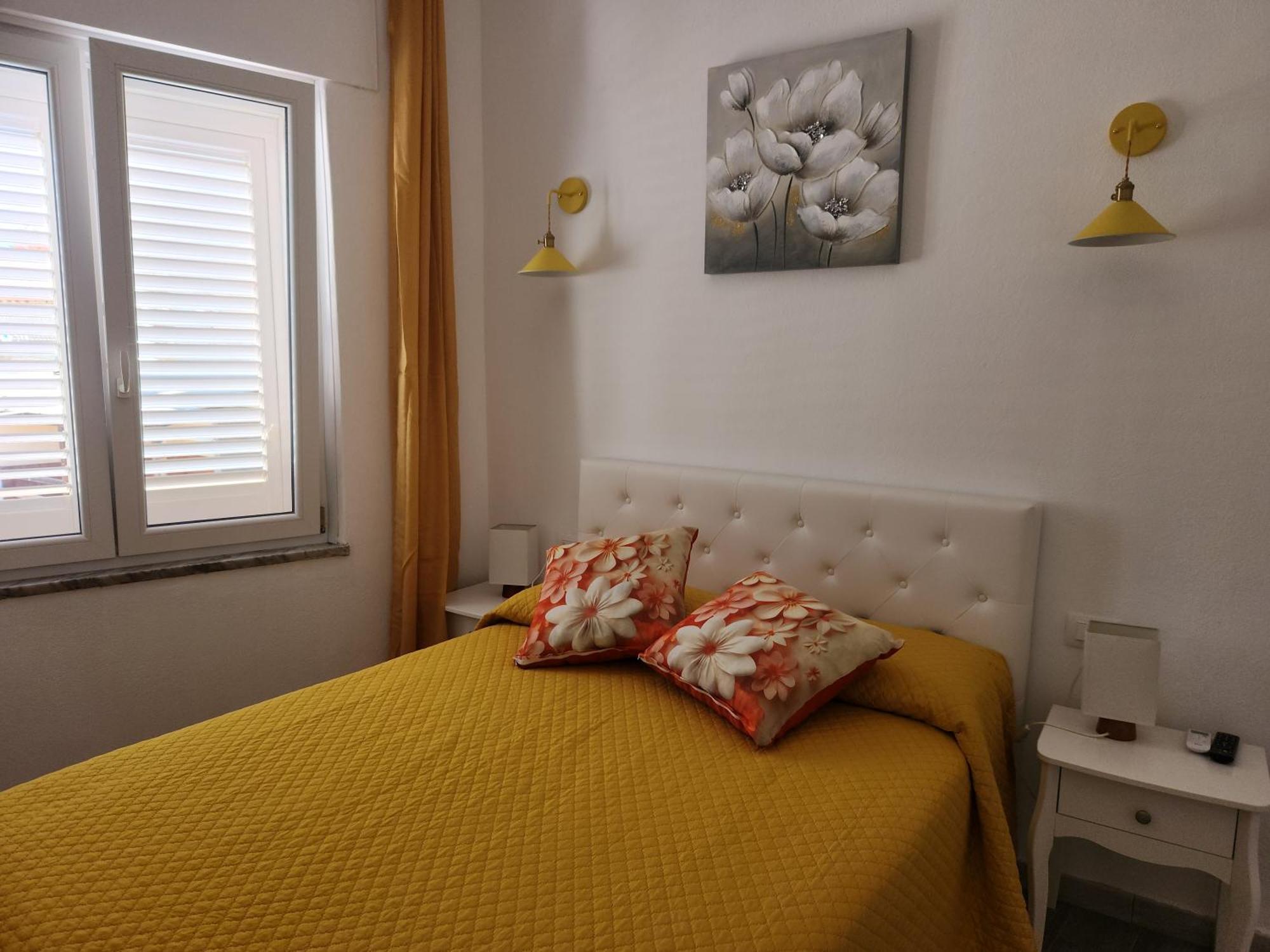 Affittacamere Le Rondini Domus De Maria Bagian luar foto